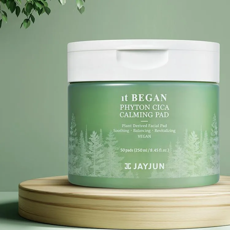 JAYJUN It Began Phyton Cica Calming Pad sage-green jar with fir-tree print, 50 pads